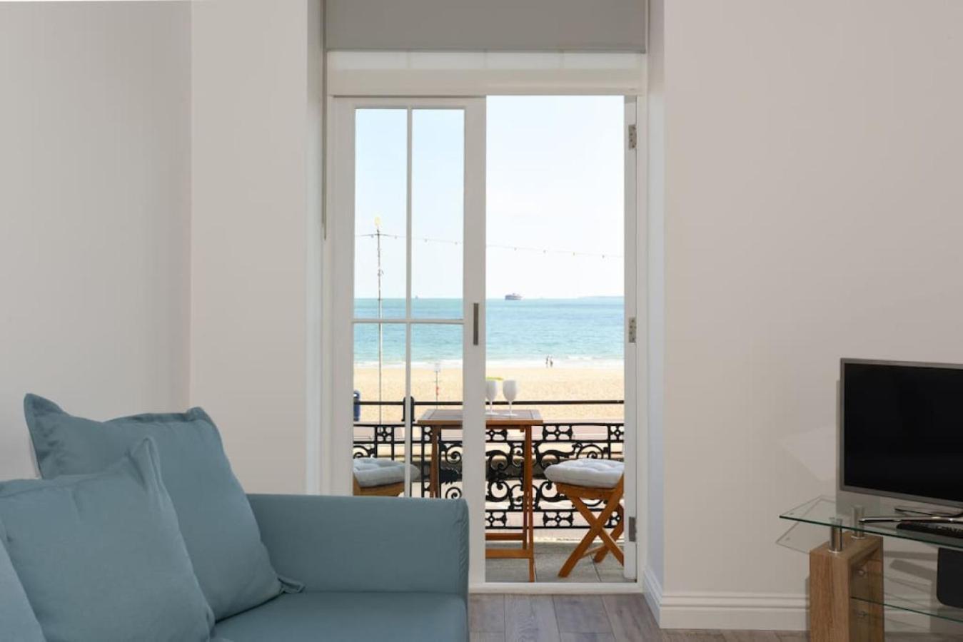 Air Maison - Stunning Beach Front Apartment Портсмът Екстериор снимка