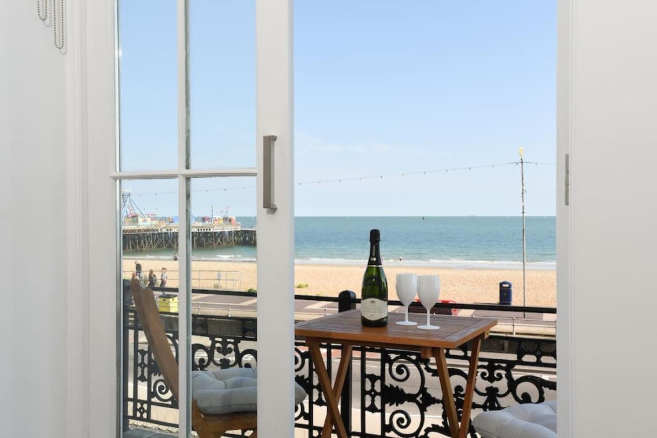 Air Maison - Stunning Beach Front Apartment Портсмът Екстериор снимка